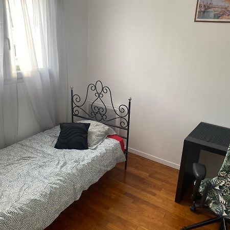 Bedroom In A House/ Chambre Dans Une Maison Épinay-sur-Orge Eksteriør billede
